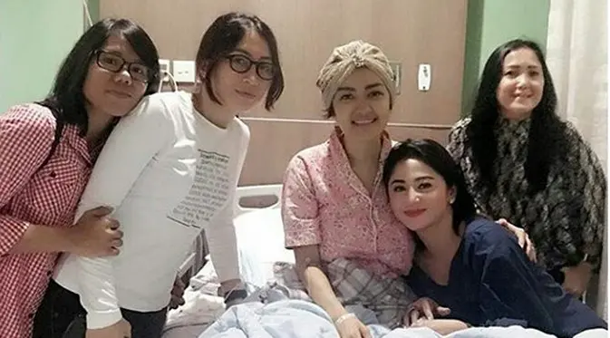 Julia Perez saat dijenguk para sahabat (Instagram)