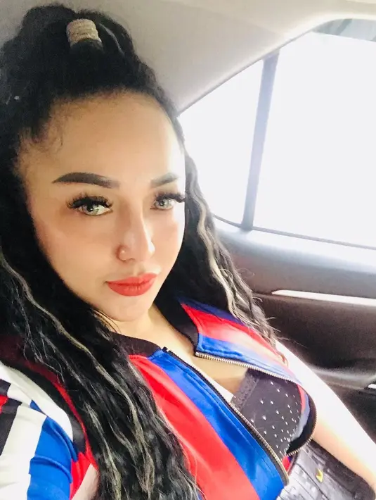 <p>Setelah Nia Daniaty dan Farhat Abbas resmi bercerai pada tahun 2014 silam, Farhat dan Regina pun benar-benar go public sebagai pasangan suami-istri. (FOTO: instagram.com/reginaandriane/)</p>
