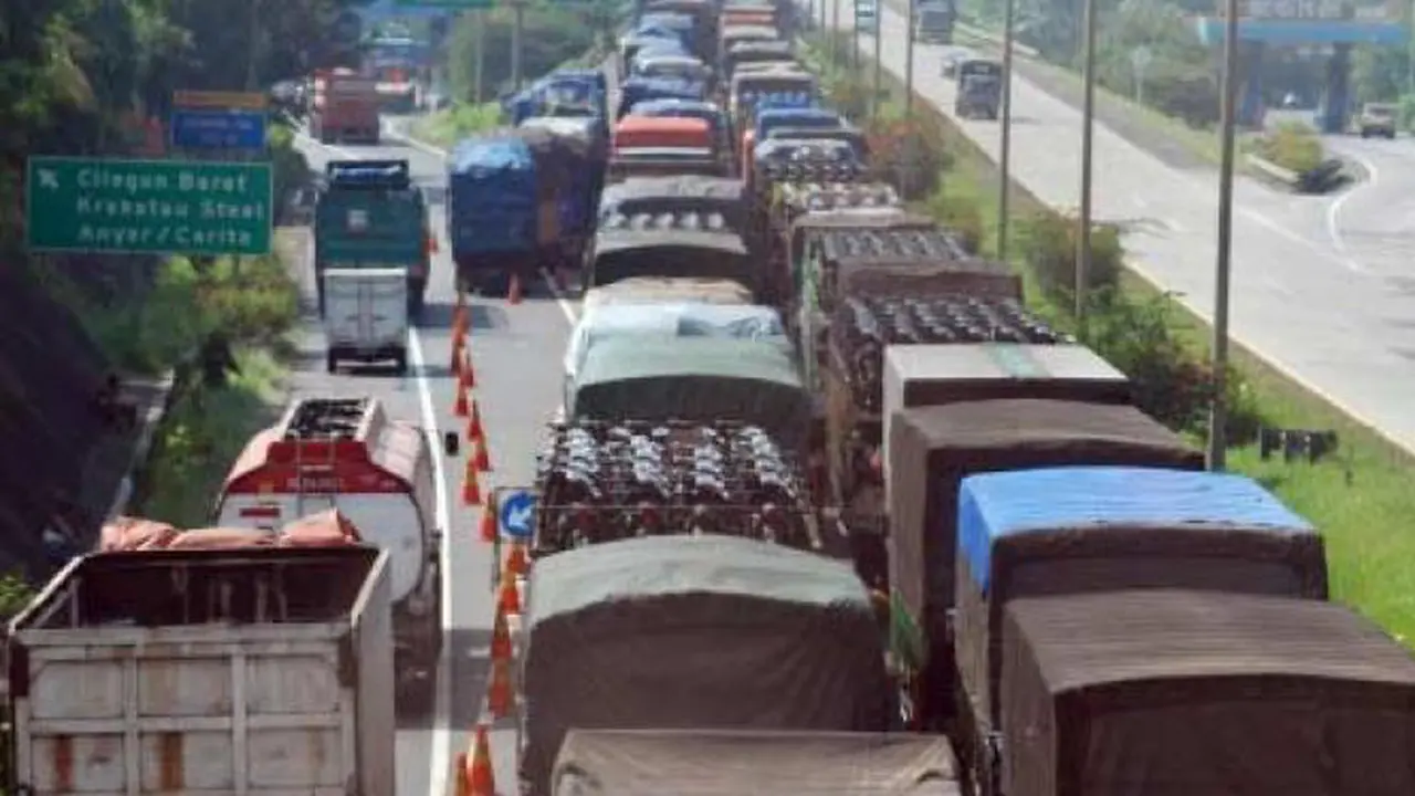 Antrean truk di Cilegon, Banten
