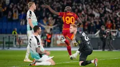 Pemain Roma, Romelu Lukaku (kedua kanan) merayakan golnya saat pertandingan sepak bola leg pertama babak 16 besar Liga Europa melawan Brighton and Hove Albion di Stadion Olimpico, Roma, Kamis 7 Maret 2024. (AP Photo/Andrew Medichini)