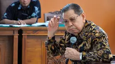 Mantan Hakim Agung, Yahya Harahap saat menjadi saksi pada sidang praperadilan yang diajukan mantan Menteri ESDM, Jero Wacik terhadap KPK di Pengadilan Negeri Jakarta Selatan, Jumat (24/4/2015). (Liputan6.com/Yoppy Renato) 