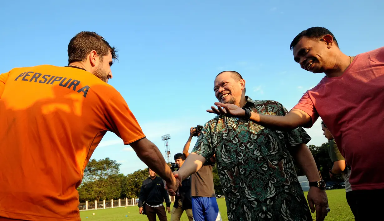 Ketua Umum PSSI, La Nyalla Mattalitti (kedua kanan) bersalaman dengan Robertino Pugliara di Lapangan C Senayan, Jakarta, Selasa (5/5/2015). La Nyalla memberikan motivasi pada pemain Persipura jelang berlaga di AFC 2015. (Liputan6.com/Helmi Fithriansyah)