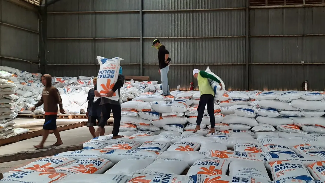 Sejumlah pekerja tengah memindahkan persediaan beras di Gudang Beras Bulog Garut di Jalan Tarogong, Garut, Jawa Barat. (Liputan6.com/Jayadi Supriadin)