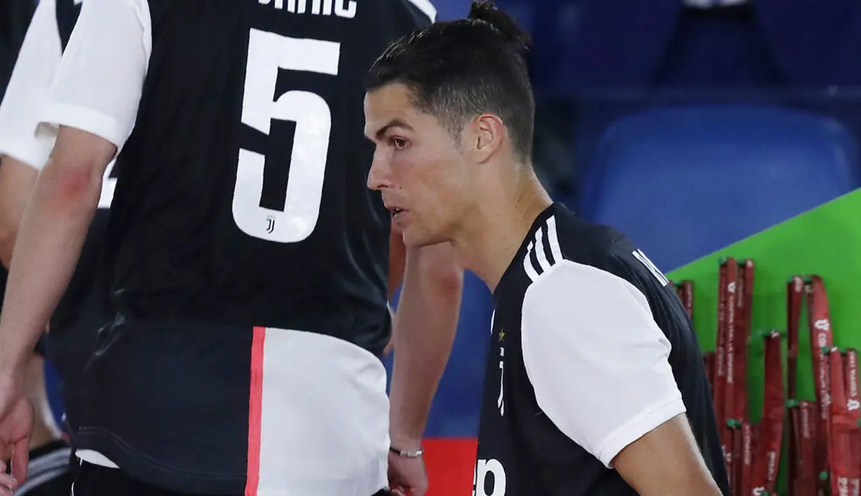 Striker Juventus, Cristiano Ronaldo, tampak kecewa usai ditaklukkan Napoli pada laga final Coppa Italia di Stadion Olympic, Roma, Rabu (17/6/2020). Cristiano kembali gagal membawa Juventus meraih juara usai kalah adu penalti dari Napoli. (AFP/Filippo Monteforte)