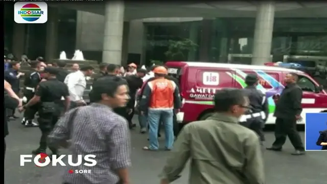 Begini Situasi Saat Korban Ambruknya Balkon BEI Dievakuasi