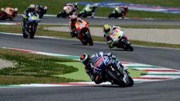 Di lap-lap awal, pembalap Spanyol, Jorge Lorenzo (Movistar Yamaha MotoGP- depan) sempat memimpin lomba yang berlangsung di Sirkuit Mugello, Italia, (1/6/2014). (AFP PHOTO/Filippo Monteforte)