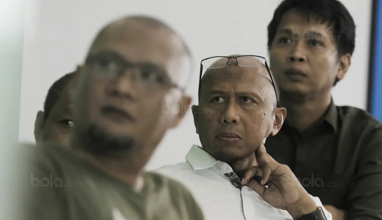 Pelatih Timnas SEA Games 2011 dan 2013, Rahmad Darmawan, saat mengisi acara diskusi Bincang Taktik di Gedung KMK Online, Jakarta, Kamis (10/8/2017). Diskusi mengangkat tema "Mengembalikan Tradisi Emas Sepak Bola SEA Games". (Bola.com/M Iqbal Ichsan)