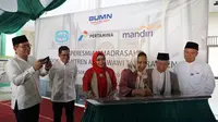 BUMN Serahan Madrasah Putra Ponpres An-Nawawi Tanara ke Ma’ruf Amin