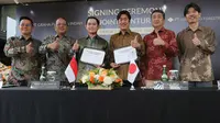 President Director of PT Graha Perdana Indah Aditya Sutanto (ketiga kiri), Executive Officer of Sumitomo Forestry Co. Ltd Kenji Inui (ketiga kanan) didampingi Accounting Director of PT Graha Perdana Indah Indra Bachtiar (kiri), Project Director  Slamet Dwi Warno (kedua kiri), President of PT. Sumitomo Forestry Indonesia Amane Hatanaka (kedua kanan) dan Vice President Fumihide Nakatsu (kanan) menunjukkan perjanjian kerjasama untuk mengembangkan kawasan hunian terbaru berkonsep Jepang pertama di Depok, Jawa Barat (01/02/2023). (Liputan6.com)