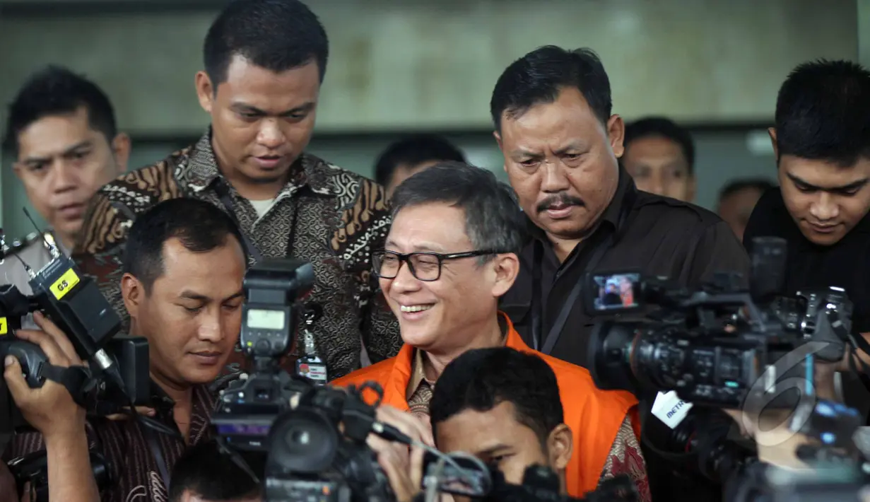 Sherman Rana Khrisna tersenyum saat memberikan keterangan pers usai menjalani pemeriksaan di KPK, Jakarta, Jumat, (24/4/2015). KPK menahan Sherman karena terlibat kasus kasus ke Badan Pengawas Perdagangan Berjangka Komoditi. (Liputan6.com/Helmi Afandi)