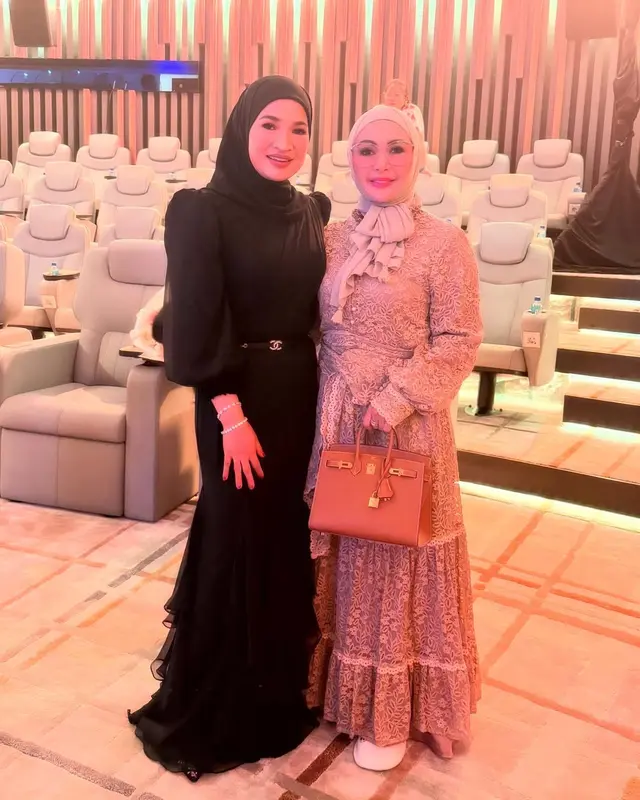 5 Potret seleb tampil anggun di anniversary Haji Isam, Mulan Jameela bergamis satin yang mewah