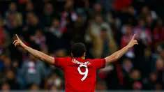 Penyerang Bayern Muenchen, Robert Lewandowski melakukan selebrasi usai mencetak gol ke gawang Dinamo Zegreb pada laga Liga Champions di Allianz Arena, Jerman (30/9/2015). Muenchen menang telak atas Dinamo Zegreb dengan skor 5-0. (REUTERS/Michael Dalder)