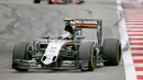 Pembalap tim Force India, Sergio Perez mengendarai mobilnya pada ajang Grand Prix Rusia di Sochi, Minggu (11/10/2015). Lewis Hamilton pembalap tim Formula 1 Mercedes berhasil memenangkan lomba Formula GP Rusia. (REUTERS/Grigory Dukor)