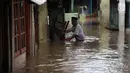 Warga beraktivitas saat banjir di Jalan Kebon Pala, Kampung Melayu, Jatinegara, Jakarta Timur, Rabu (7/2). Setelah sempat surut, banjir kembali merendam permukiman warga dengan ketinggian air mencapai sekitar 170 cm. (Liputan6.com/Arya Manggala)