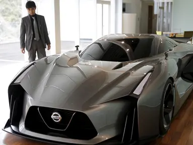 General Manager of Color Departemen Desain Global Design Center, Tsutomu Yamaguchi berdiri disamping mobil Nissan Concept 2020 Visi Gran Turismo di Global Design Center, Atsugi , Jepang, (14/1). (REUTERS / Toru Hanai)