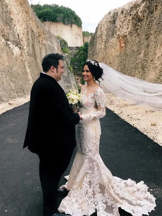 Kabar putusnya Vanessa dan Didi semakin  disayangkan jika melihat foto prewedding. Usai menggelar acara lamaran, tak lama kemudian mantan pasangan kekasih ini melakukan sesi foto prewedding. (Instagram/vanessaangelofficial)