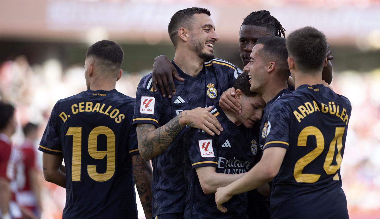 Pemain Real Madrid merayakan gol kedua timnya ke gawang Granada yang dicetak oleh Arda Guler (tengah) saat laga lanjutan Liga Spanyol 2023/2024 di Nuevo Los Carmenes Stadium, Granada, Sabtu (11/05/2024). (AFP/Jorge Guerrero)