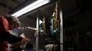 Pekerja mengecek key lever saksofon di pabrik Selmer Saxophone, Mantes-la-Ville, (17/1). Hak paten Sax mencakupi 2 keluarga Saxophone yaitu keluarga orkestra (in C dan in F) dan keluarga band (in Bb dan in Eb). (AFP Photo/Alain Jocard)