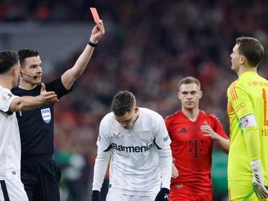 Kiper Bayern Manuel Neuer mendapat kartu merah pertama dalam kariernya. (AFP/Michaela Stache)