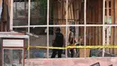 Petugas Kepolisian melakukan penyisiran di lokasi ledakan di kawasan Tanah Abang, Jakarta Pusat, Rabu (8/4/2015). Ledakan berasal dari 49 plastik hitam berisi benda berukuran bola tenis yang diduga petasan banting. (Liputan6.com/Johan Tallo)