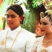 Chaca Frederica dan Dico akhirnya sah menjadi pasangan suami istri setelah sukses menjalani prosesi akad nikah pada Minggu, 23 Agustus 2015. (Ruswanto/Bintang.com) 