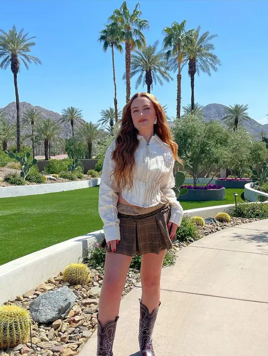 Amelia Dimz tampil di Coachella 2023 dibalut outfit dari Ganni. Foto: Vogue.