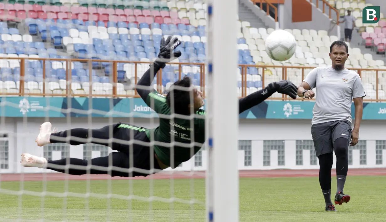 Pelatih kiper Timnas Indonesia, Kurnia Sandy, saat sesi latihan di Stadion Wibawa Mukti, Jawa Barat, Minggu (4/11). Latihan ini merupakan persiapan jelang Piala AFF 2018. (Bola.com/M Iqbal Ichsan)