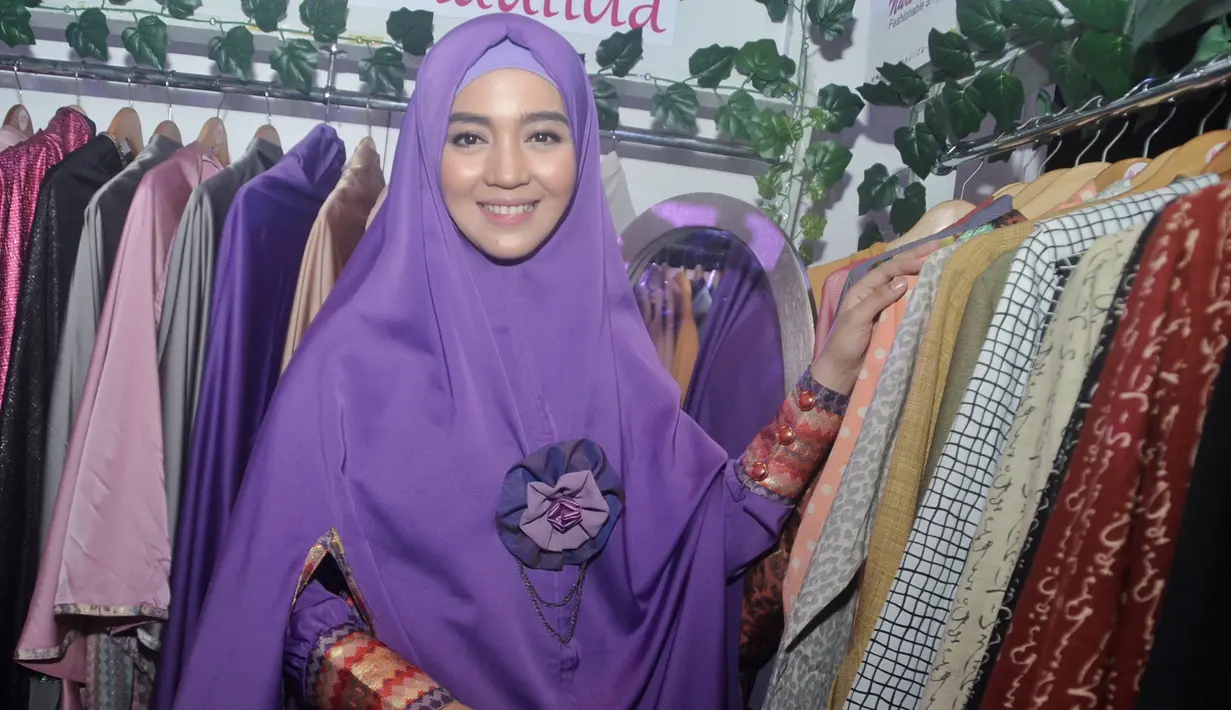 "Iya ni, kegiatan aku di dunia hiburan dikurangi banget. Secara tinggalnya sudah jauh di Lampung kan. Jadi fokus bisnis saja," kata Nuri Maulida, di acara Hijab Day, Mal Kota Kasablanka, Jakarta Selatan, Sabtu (9/4/2016). (Adrian Putra/Bintang.com)