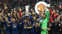 Manchester United. Jose Mourinho mulai menangani Manchester United pada awal musim 2016/2017 usai meninggalkan Chelsea. Selama 2,5 musim membesut Setan Merah, ia langsung memberi 3 gelar juara pada musim debutnya, yaitu Community Shield, Piala Liga dan Liga Europa. Gelar Liga Europa yang diraih MU merupakan gelar Eropa pertama yang diraih setelah 9 tahun lamanya puasa gelar saat merebut gelar Liga Champions di musim 2007/2008. (AFP/Paul Ellis)