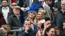 Dua racegoers terlihat berselfie saat menyaksikan Festival Grand National di arena Aintree, Liverpool, Inggris (7/4). Kehadiran racegoers memberikan nuansa tersendiri di kompetisi pacuan kuda terbesar tersebut. (AFP Photo / Oli Scarff)