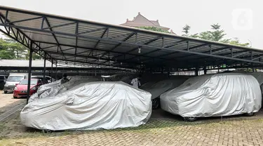 Suasana gudang penyimpanan kendaraan roda empat di PT Pegadaian (Persero), Kebon Nanas, Jakarta, Kamis (15/10/2020). Jumlah nasabah yang ingin menggadaikan kendaraannya di pegadaian selama pandemi COVID-19 pun terus meningkat. (Liputan6.com/Johan Tallo)