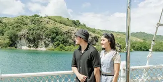 Bersama sang suami, Erina pergi libur lebaran sekaligus menemani Jokowi kunjungan kerja ke Labuan Bajo. Ia pun membagikan potret ootd semi formalnya. Credit: Instagram (@erinagudono)