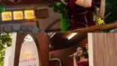 Dengan penampilan ala princess, Naura Ayu memamerkan suara merdunya di instalasi film Snow White [@naura.ayu]