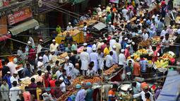 Pedagang kaki lima Bangladesh menyiapkan dagangan makanan untuk berbuka puasa di pasar tradisional di Dhaka pada 10 Mei 2019. Seperti jutaan muslim di seluruh dunia, muslim Bangladesh berpuasa setiap hari selama bulan Ramadan dengan tidak makan dan minum dari subuh hingga petang (MUNIR UZ ZAMAN/AFP)