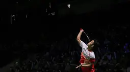 Pebulu tangkis tunggal putra Indonesia, Anthony Sinisuka Ginting melakukan smash saat bertanding pada babak 16 besar Indonesia Open 2022 di Istora Senayan, Jakarta, Kamis (16/06/2022). Anthony Ginting berhasil menekuk tunggal putra Denmark, Hans-Kristian Solberg Vittinghus dengan skor 21-17, 21-9 (Bola.com/Bagaskara Lazuardi)