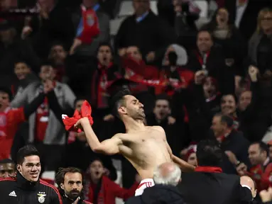 Pemain Benfica, Jonas merayakan golnya ke gawang Zenit pada leg pertama 16 besar Liga Champions di Estadio do Sport Lisboa, Rabu (17/2/2016) dini hari WIB. (AFP / Francisco Leong)