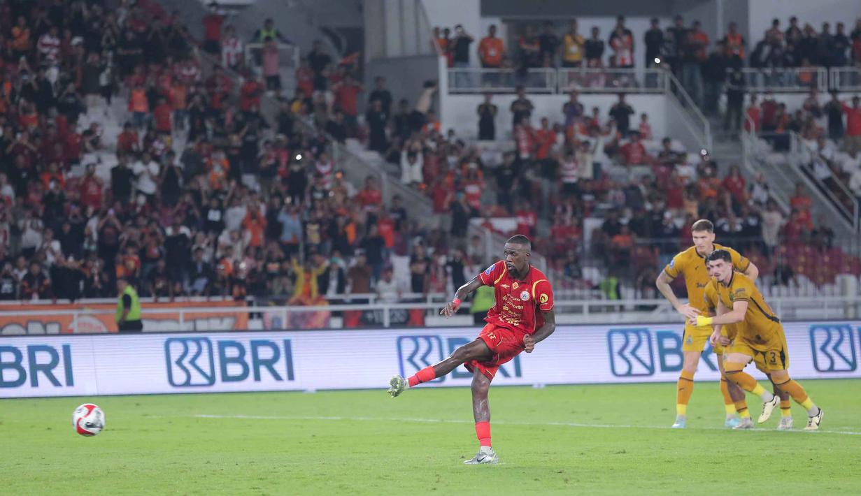 Gol pertama Persija Jakarta tercipta melalui eksekusi penalti Allano Brendon De Souza Lima (Allano) pada menit 45+5. Persija Jakarta menambah keunggulan lewat gol bunuh diri pemain belakang Bhayangkara FC, Putu Gede Juniantara pada menit ke-62. Dan, gol Jordi Amat pada menit ke-78 semakin mempertebal keunggulan Persija Jakarta atas Bhayangkara FC. Tampak dalam foto, pemain Persija, Allano Brendon De Souza Lima (Allano) saat melakukan eksekusi tendanga penalti saat menjamu Bhayangkara FC pada lanjutan BRI Super League 2025/2026 di Stadion Utama Gelora Bung Karno (SUGBK), Jakarta, Senin (29/12/2025). (Bola.com/M Iqbal Ichsan)