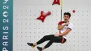 Ekspresi atlet panjat tebing Indonesia, Veddriq Leonardo setelah memenangkan final panjat tebing nomor kecepatan putra Olimpiade Paris 2024 di Le Bourget Sport Climbing Venue, Le Bourget, 8 Agustus 2024. (Fabrice COFFRINI/AFP)