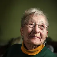 Eileen Wagner (99) kembali bertemu dengan putri yang dulu pernah ia buang. (TNS)