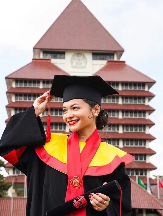 Sementara saat wisuda, Amel memilih mengenakan lipstik merah cherry bertekstur glossy. Membuatnya tampil memukau di momen penting tersebut.  [@amelcarla]