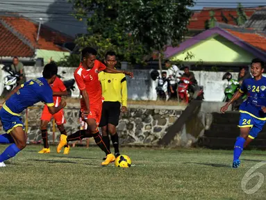 Persija Jakarta melakukan laga uji coba melawan Cilegon United di lapangan Mako Brimob, Depok, Jawa Barat, Rabu (14/1/2015). (Liputan6.com/Miftahul Hayat)