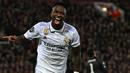 <p>Pemain Real Madrid, Vinicius Jr melakukan selebrasi setelah mencetak gol penyeimbang 2-2 melalui blunder kiper Liverpool, Alisson Becker saat laga leg pertama Liga Champions 2022/2023 melawan Real Madrid yang berlangsung di Anfield, Rabu (22/02/2023) WIB. Liverpool kalah dengan skor 2-5 dari Real Madrid. (AFP/Paul Ellis)</p>