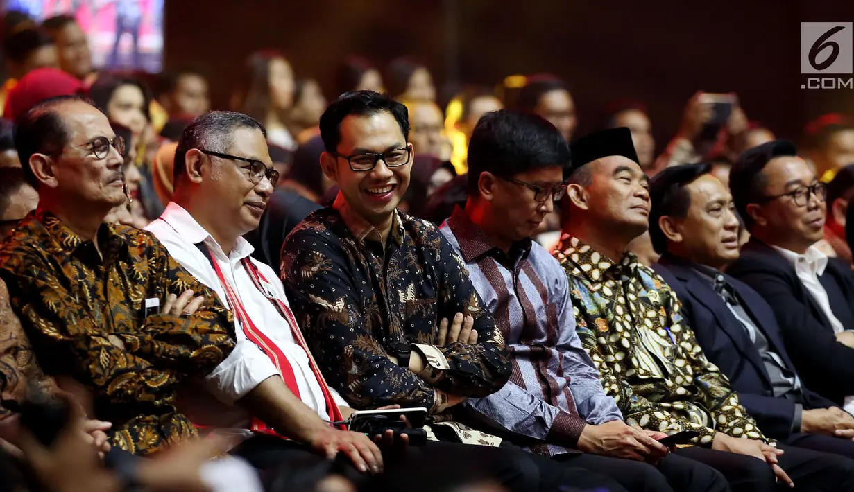 Mendikbud Muhadjir Effendy (kelima kiri) bersama sejumlah perwakilan dari petinggi stasiun televisi menghadiri acara anugerah KPI 2017 di Jakarta, Sabtu (28/10). Acara ini juga dihadiri Presiden ke-5 RI, Megawati Soekarnoputri. (Liputan6.com/Johan Tallo)