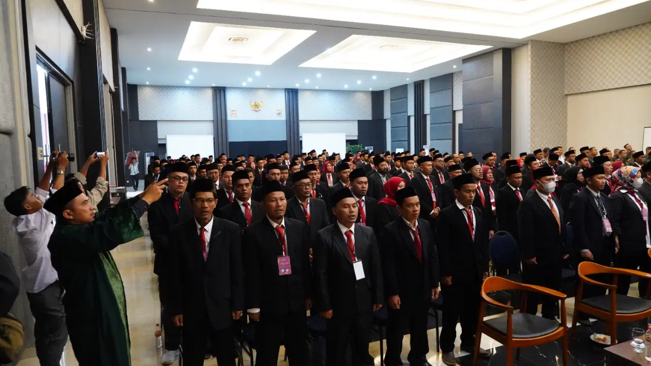 Komisi Pemilihan Umum Daerah (KPUD) Kabupaten Garut, Jawa Barat melantik sekitar 210 petugas Panitia Pemilihan Kecamatan (PPK) se-Kabupaten Garut. (Liputan6.com/Jayadi Supriadin)