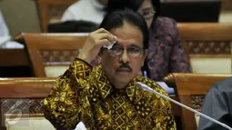 Menteri PPN Kepala Bappenas Sofyan Djalil saat mengikuti Rapat Kerja (Raker) dengan  Komisi XI DPR RI, di Komples Parlemen, Jakarta, Senin (6/6). Raker tersebut membahas Asumsi Dasar APBN-P 2016, dan Target Pembangunan. (Liputan6.com/Johan Tallo)