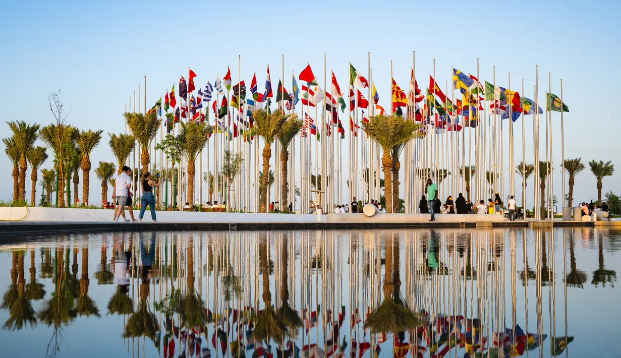 Orang-orang berkumpul di Flag plaza menjelang turnamen sepak bola Piala Dunia Qatar 2022 di Doha, Selasa (15/11/2022). Piala Dunia 2022 digelar di tengah-tengah kompetisi klub berjalan. Alhasil Piala Dunia 2022 digelar hanya 28 hari, menjadi Piala Dunia terpendek sejak edisi 1978 di Argentina yang hanya 25 hari. (AFP/Raul Arboleda)