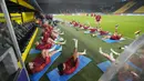 Para pemain Sevilla berlatih di stadion saat sesi latihan terakhir sebelum pertandingan sepak bola Grup G Liga Champions antara Borussia Dortmund melawan Sevilla FC di Dortmund, Jerman, Senin (10/10/2022). Sevilla akan bertanding melawan Borussia Dortmund pada 12 Oktober 2022 dini hari WIB. (AP Photo/Martin Meissner)