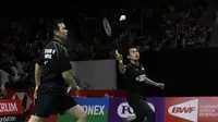 Ganda putra Indonesia, Mohammad Ahsan / Hendra Setiawan, berusaha memukul kok saat melawan ganda China pada Indonesia Masters 2019 di Istora Senayan, Jakarta, Sabtu (26/1). Ahsan / Hendra ke final. (Bola.com/Yoppy Renato)