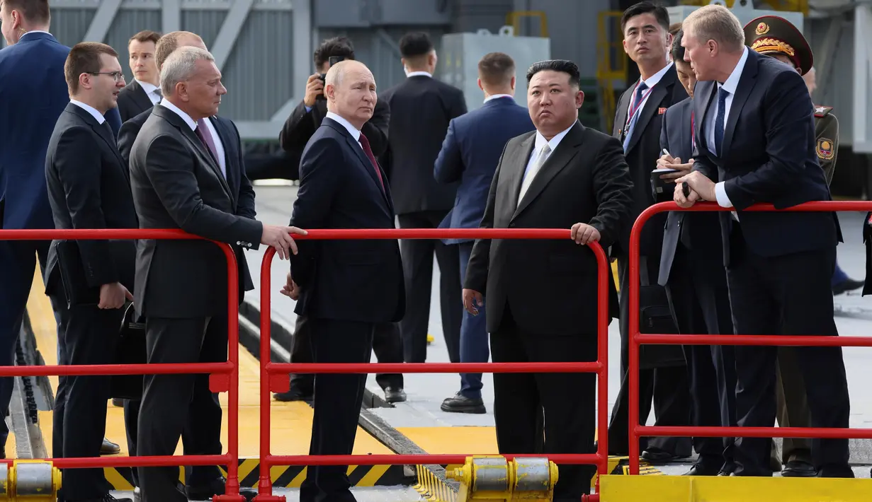 Pertemuan Presiden Rusia Vladimir Putin dan pemimpin Korea Utara Kim Jong Un digelar saat Rusia berada dalam ketegangan sehubungan dengan serangannya ke Ukraina. (Mikhail Metzel, Sputnik, Kremlin Pool Photo via AP)