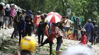 Puluhan warga Manggarai terlibat tawuran di kawasan Manggarai, Jakarta, Minggu (30/11/2014). (Liputan6.com/Faizal Fanani)